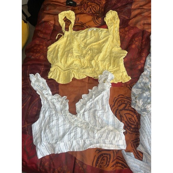 4 crop tops 3 L, yellow is xl - Picture 3 of 3